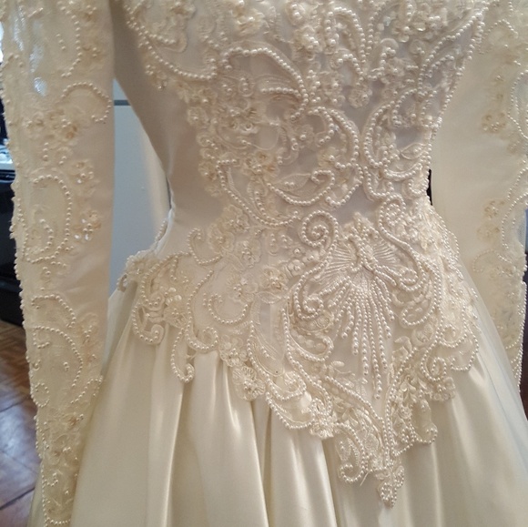 Cream beaded wedding dress - Picture 4 of 8